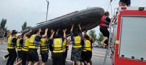 帶上沖鋒舟，大家一起風雨同舟！